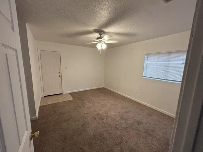 Building Photo - Super Affordable 3 bedroom, 2.5 bathroom w...