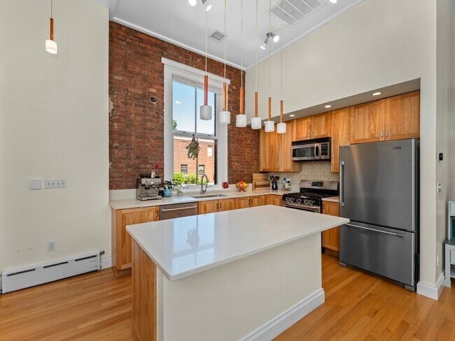 Building Photo - 35 Saratoga St