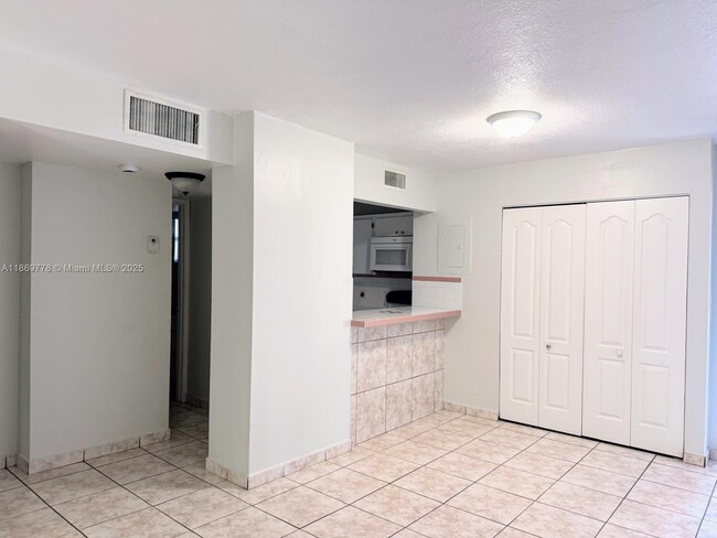 Building Photo - 210 Fontainebleau Blvd