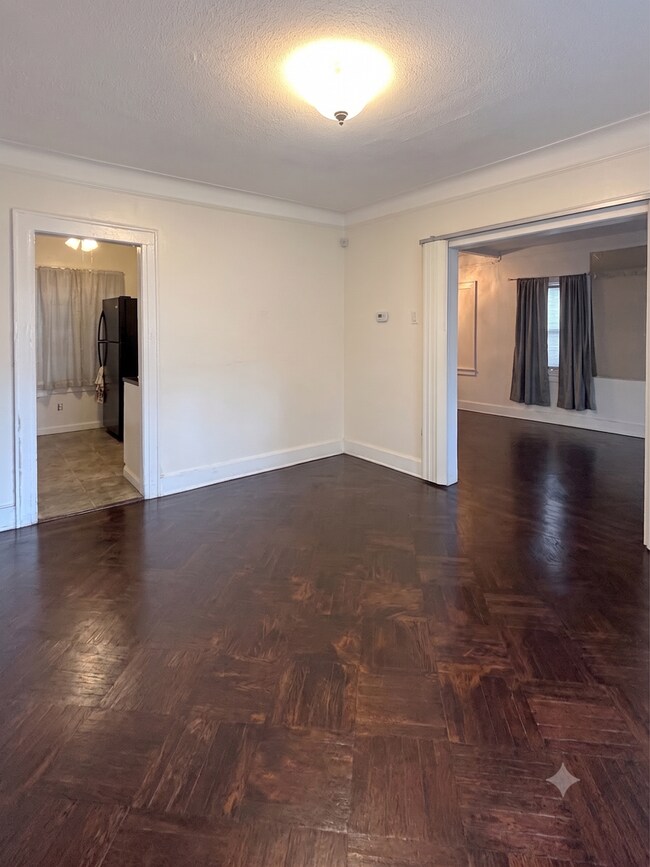 Foto del edificio - 4-Bedroom, 1-Bathroom Residence w/ Washer and Dryer
