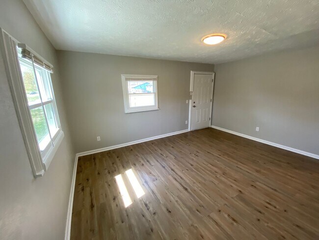 Building Photo - Updated 2 bed Remodeled House