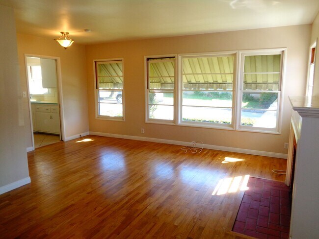 Foto del edificio - 2 Bedroom 1 Bath Duplex for Rent in Uptown...