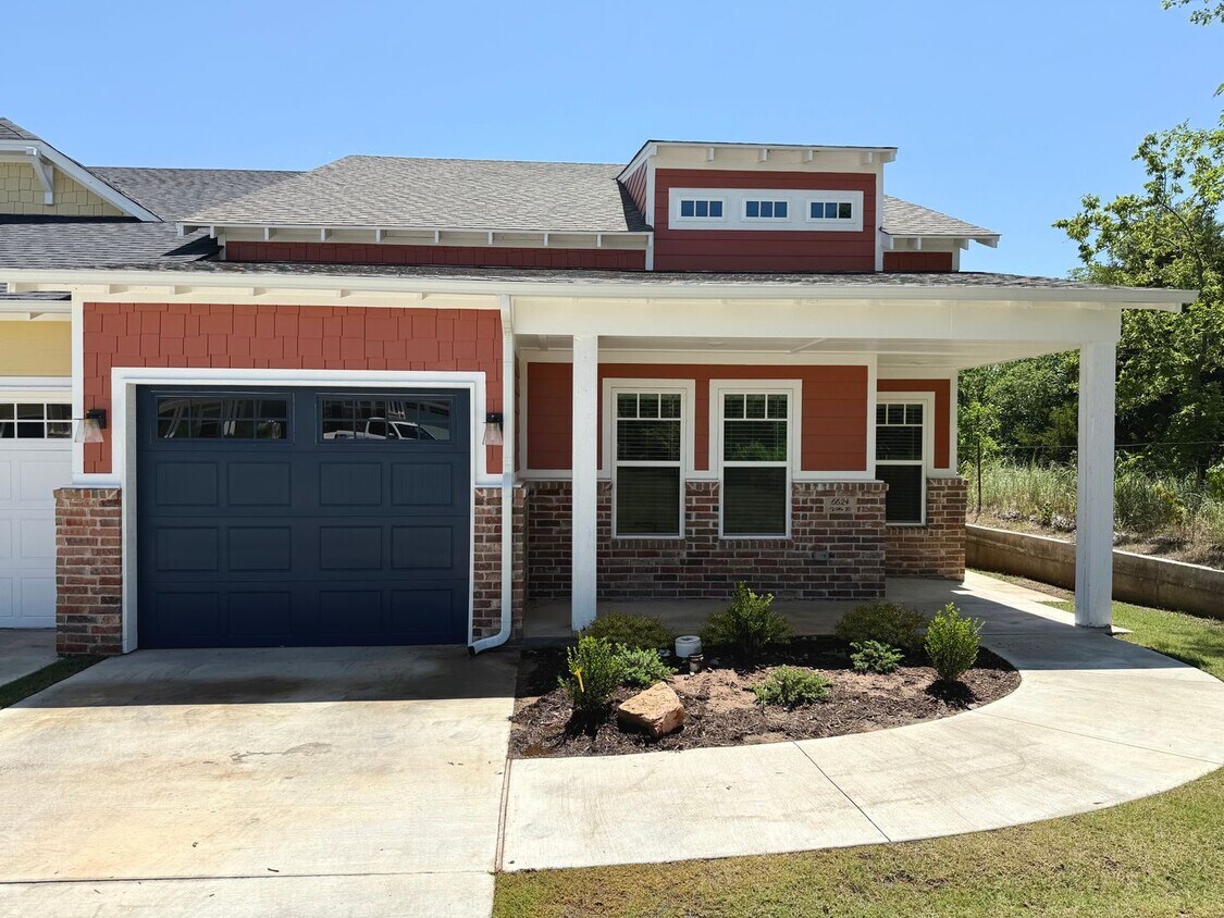 Primary Photo - Large 2 Bed, 2 Bath in Beautiful Well Main...