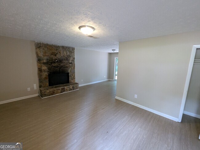 Foto del edificio - 242 Rustwood Dr