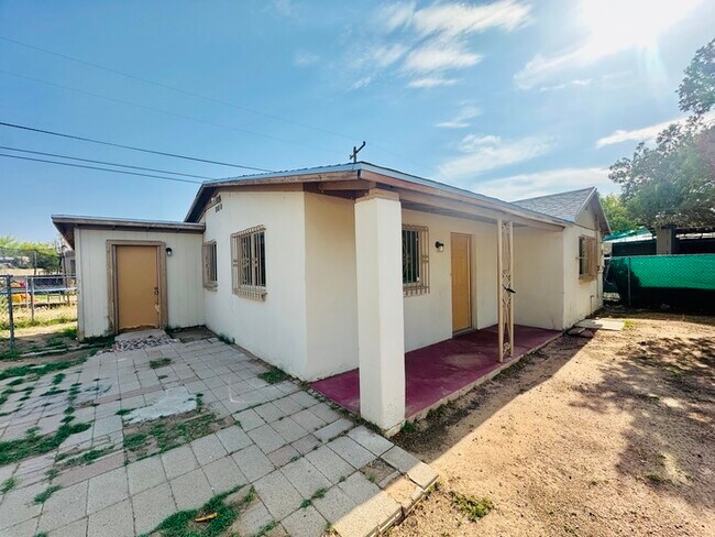 Foto del edificio - 1/2 OFF Move In Special! House with Gigant...