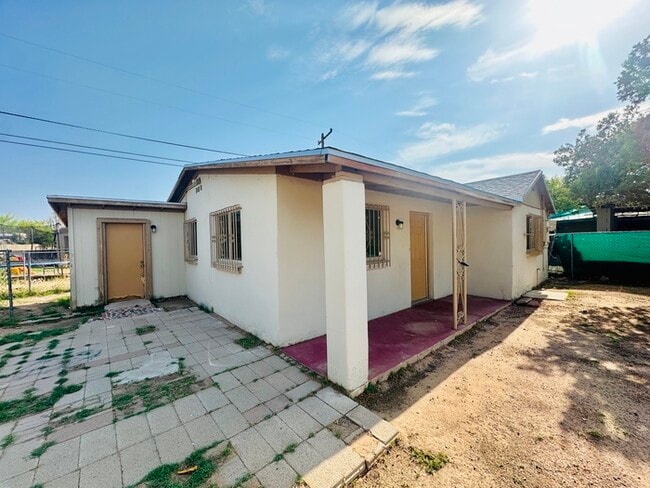 Foto del edificio - House with Gigantic Yard/Land! Spacious La...