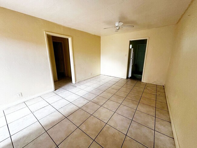 Foto del edificio - 837 NW 10th Terrace