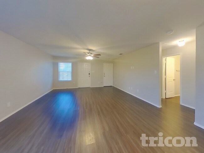 Foto del edificio - 5557 McClelland St