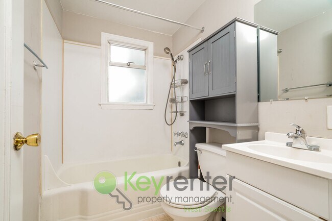 Foto del edificio - Two Bedroom Retreat with Hardwood Floors and Style