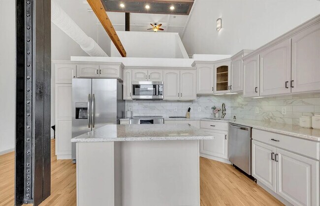 Building Photo - 1555 California St