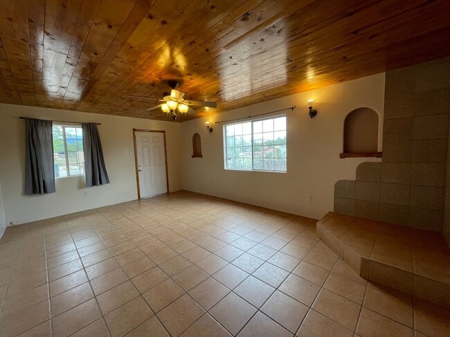 Building Photo - 212 S El Rancho Rd