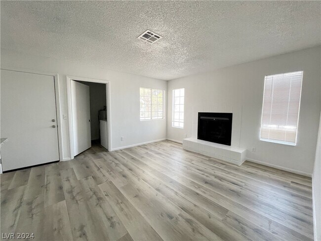 Building Photo - 2705 Jennydiane Dr