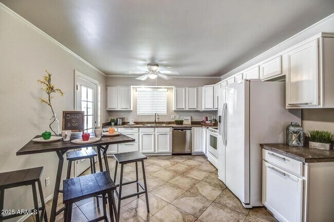 Foto del edificio - 230 N Birch Ct