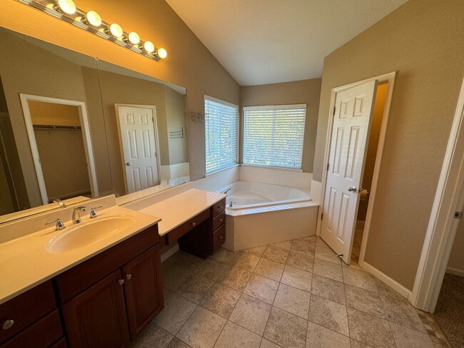 Foto del edificio - Updated 4 Bedroom Natomas Crossing Home