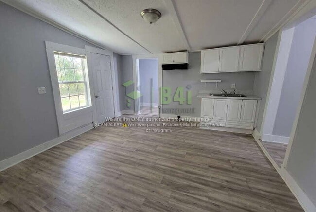 Building Photo - 705 Barnesville St