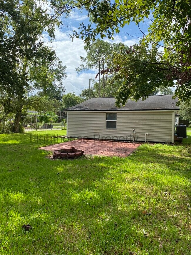 Building Photo - 1941 Lakewood Cir S