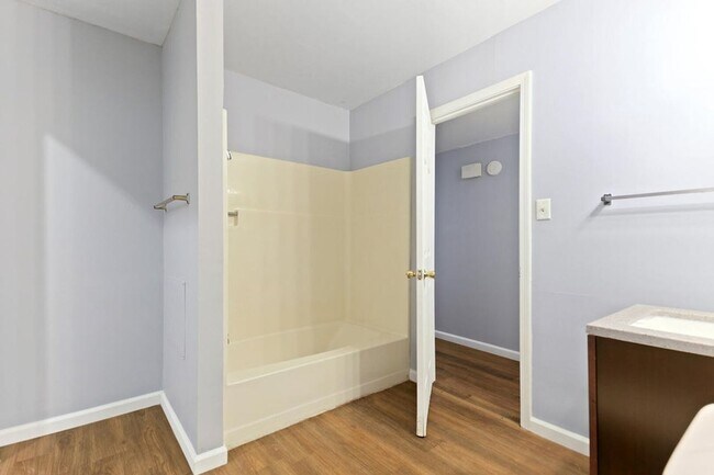 Foto del edificio - 3201 Elm Grove Dr