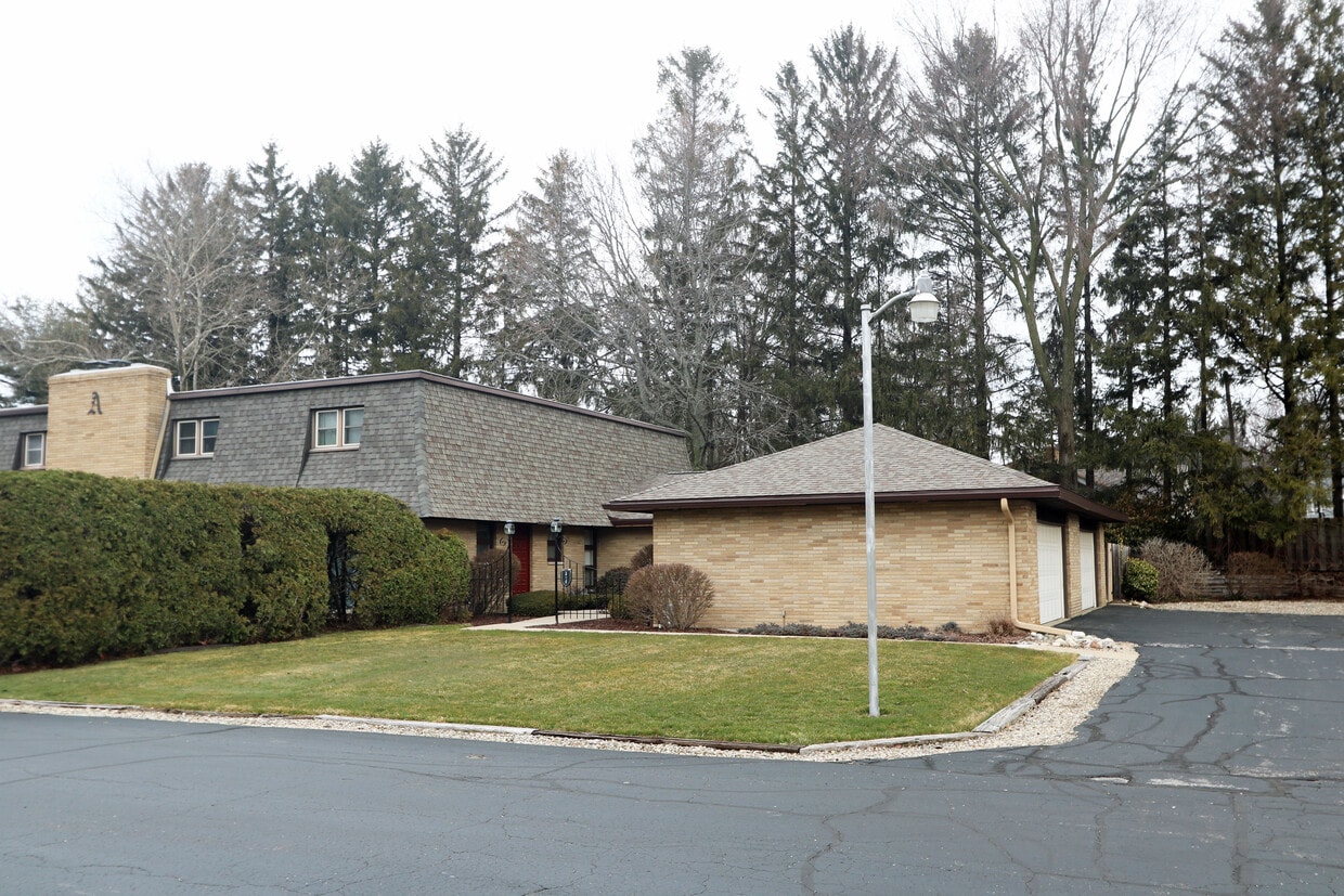 Primary Photo - 2727 S Lakeshore Dr