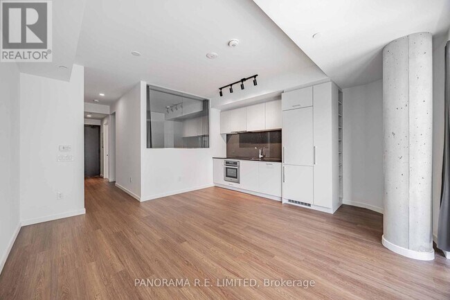 Building Photo - 689-689 The Queensway
