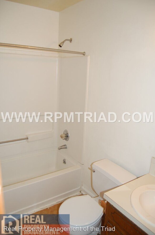 Building Photo - 1600 Oak Croft Ct