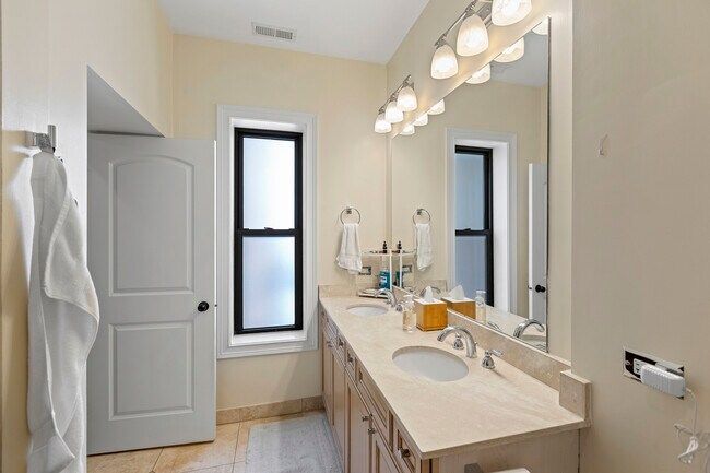 Foto del edificio - 5219 Winthrop,-2N