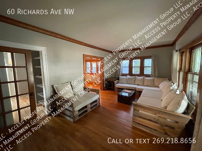 Building Photo - Huge NW John Ball Zoo Area 5 Bedroom Home