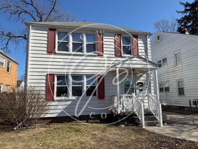 Building Photo - "Charming 2-Bed upper Duplex on Wyckliffe Parkway – Cozy Living Awaits!"
