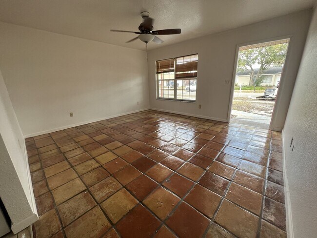 Foto del edificio - Annual Rental ** Newly Updated 2 Bed / 1.5 Bath Single Family - Tile Floor / Oversized Lanai ** $...