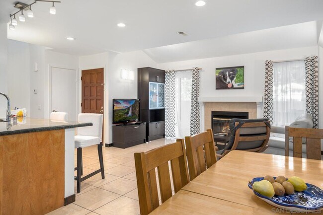 Building Photo - Las Palmas 3 bedroom, 2 bath townhome with...