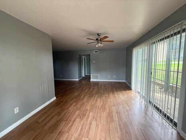 Building Photo - Downstairs unit close to TMH avail NOW!!!