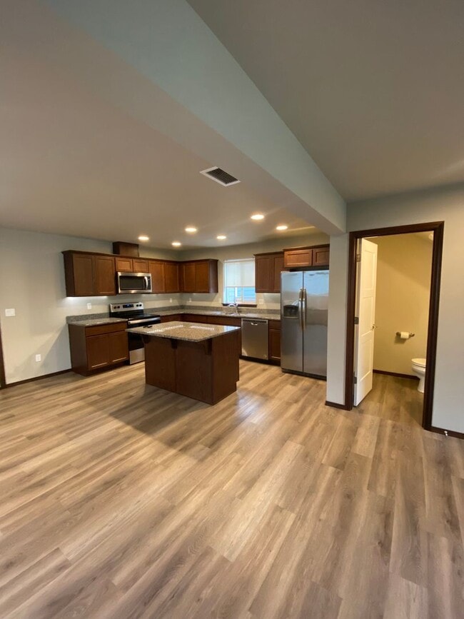 Building Photo - Beautiful 3 Bedroom 2.5  Bathroom Townhome w/ 2-car Garage - in the Eastmont School District!