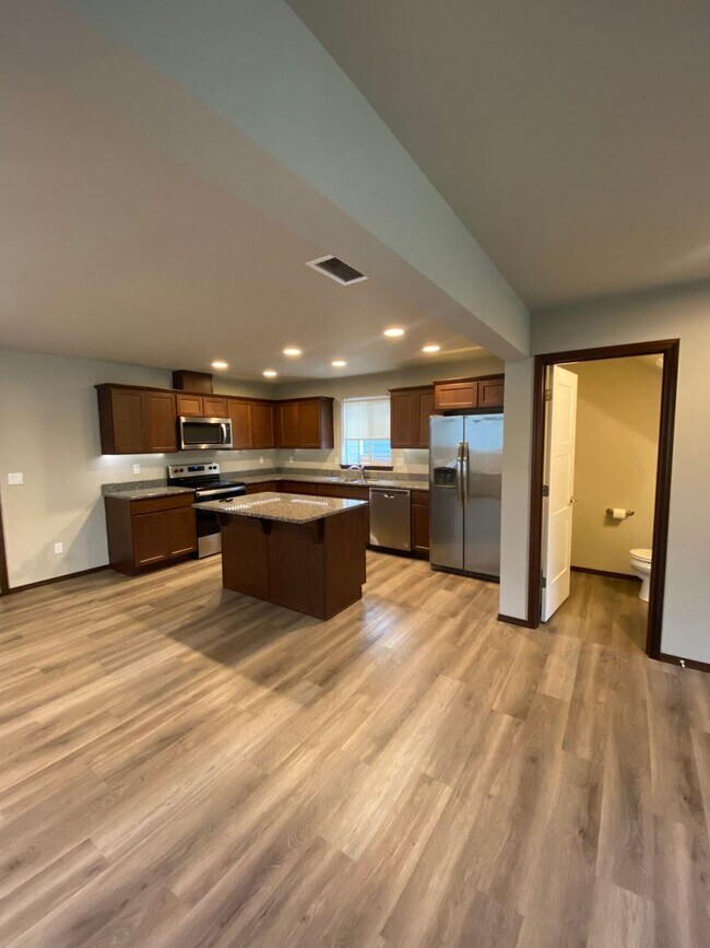Foto del edificio - Beautiful 3 Bedroom 2.5  Bathroom Townhome w/ 2-car Garage - in the Eastmont School District!