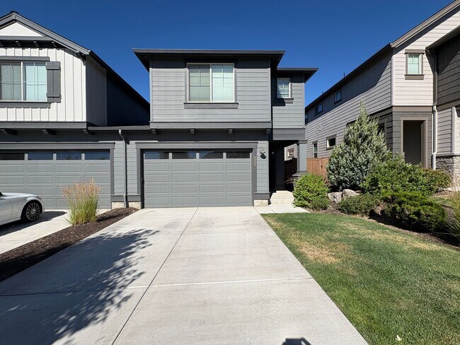 Foto del edificio - CHECK OUT THIS SPACIOUS 3 BEDROOM, 2.5 BAT...