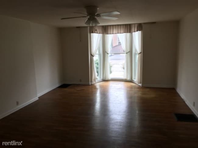 Building Photo - 301 N Delia St