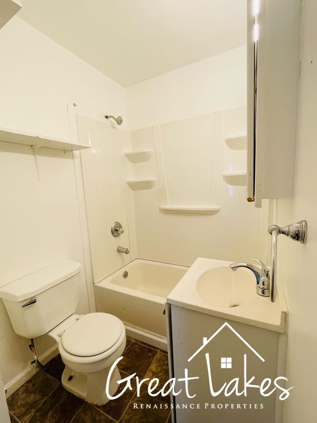 Building Photo - $200 OFF FIRST MONTH'S RENT: Charming 2 be...