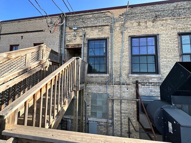 Building Photo - Upper Unit on Bridge St NW