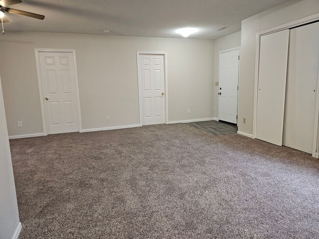 Building Photo - NE 3 bedroom 1 bath, no stairs, 2 stall garage. Near Hyvee
