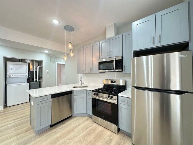Building Photo - 435 W Belden Ave