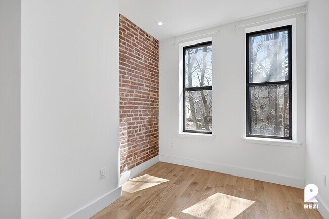 Building Photo - 17-26-26 Woodbine St