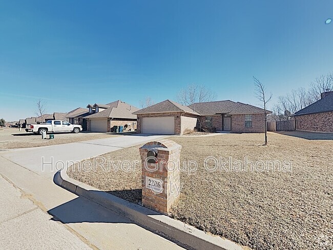 Building Photo - 2206 Brook Dr