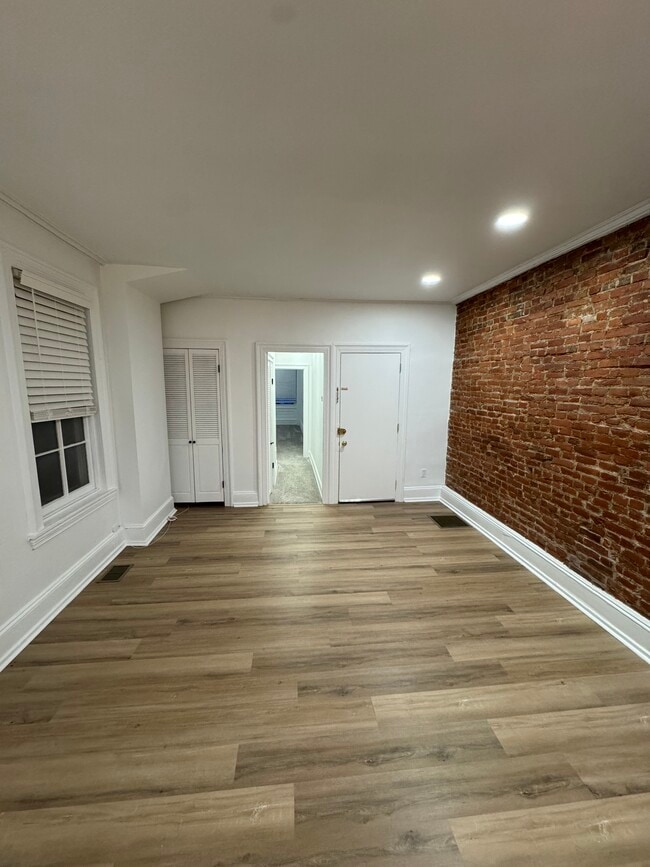 Building Photo - 2207 Mount Vernon St