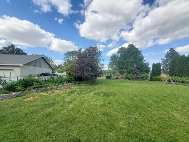 Building Photo - Pet friendly, avail July 1
