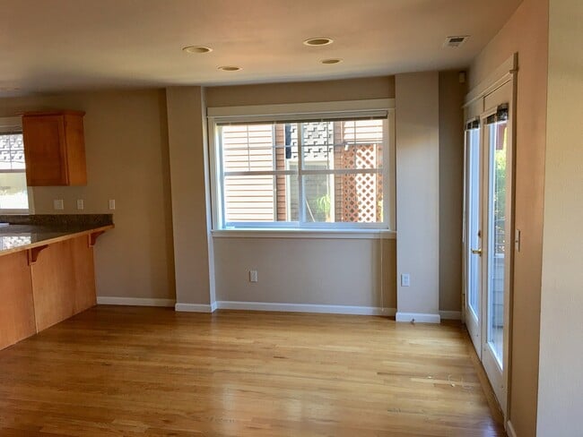 Building Photo - Beautiful Ravenna Town Home
