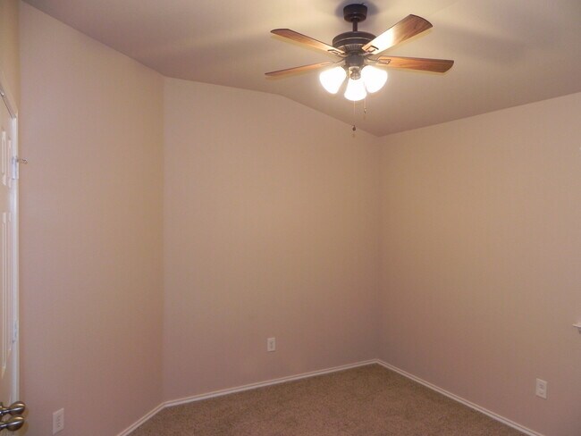 Foto del edificio - 3 bed 2 bath in Desirable Location coming soon!!