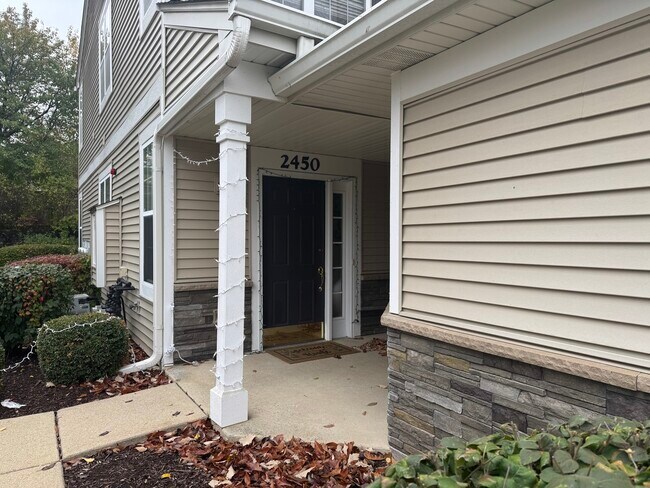 Building Photo - 2450 Oneida Ln