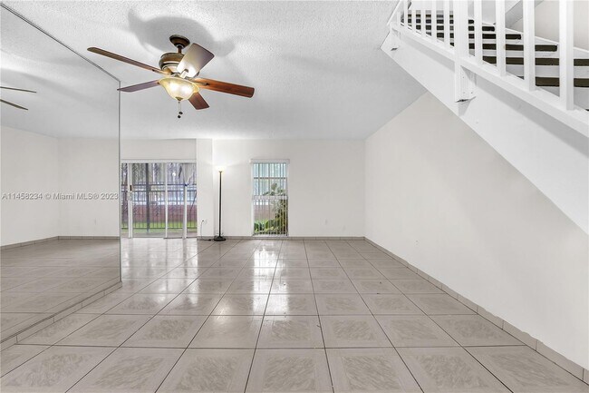 Foto del edificio - 8775 Park Blvd