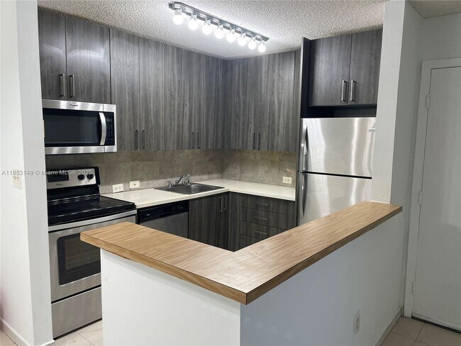 Foto del edificio - 771 NE 199th St