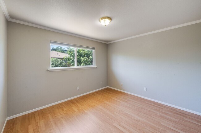 Foto del edificio - Charming 2 Bedroom Duplex with Private Backyard & Garage!