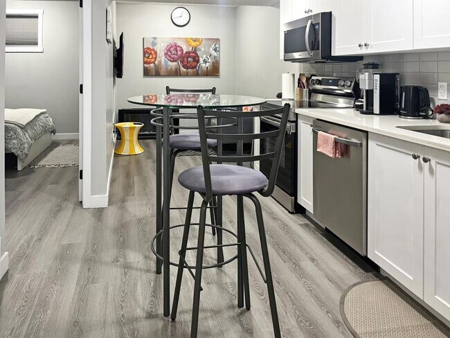 Photo du bâtiment - 1.0 bedroom in Edmonton Alberta T6W 3Z6