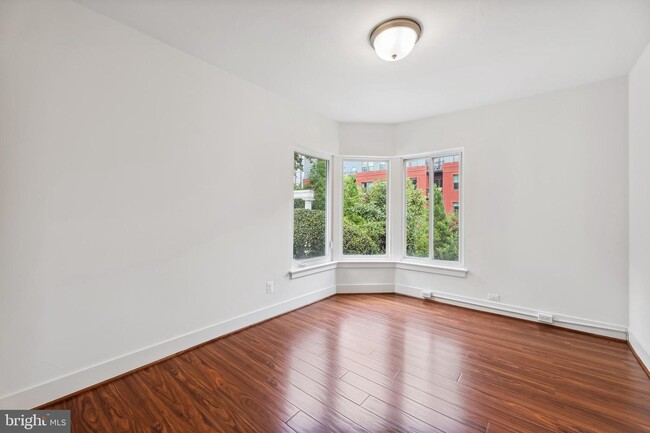 Foto del edificio - 1537 N Colonial Terrace